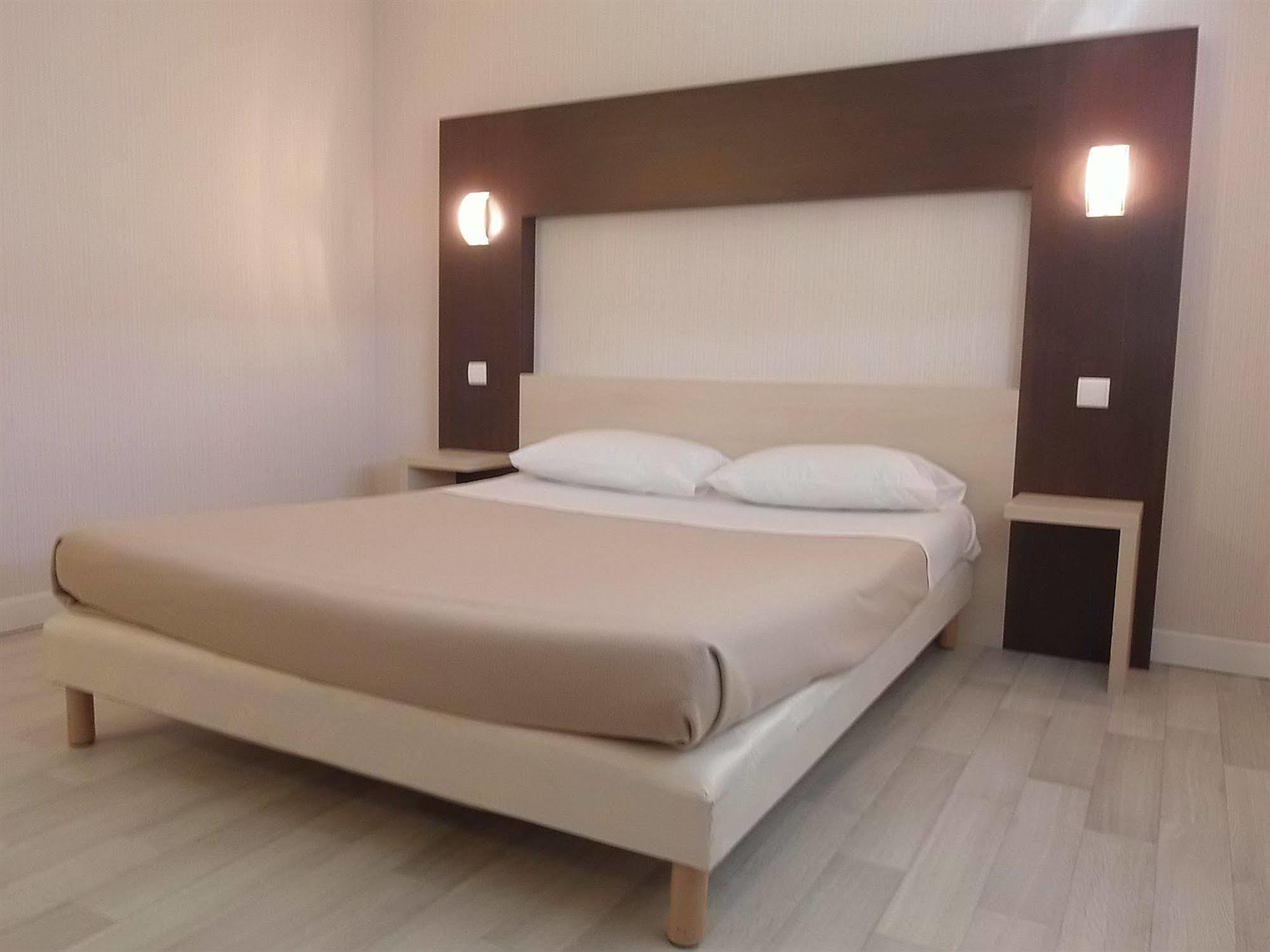 Hotel Azur Saint Junien Cit'Hotel ภายนอก รูปภาพ